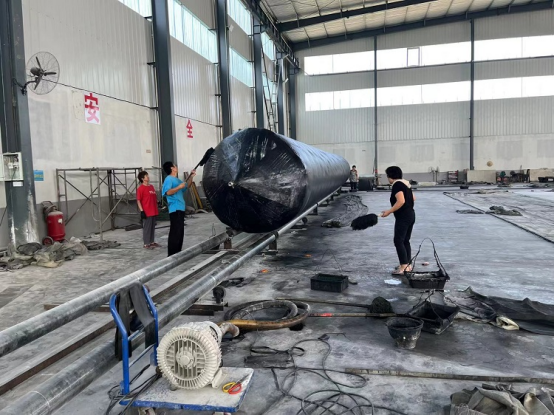 Плавучий надувный природный резиновый воздушный шар Доковое судно Запуск морских подушек безопасности