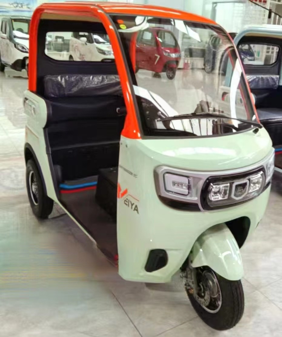 1000W Motor Semi-Closed Electric Tricycle with ≥90km Driving Mileage and Benefit