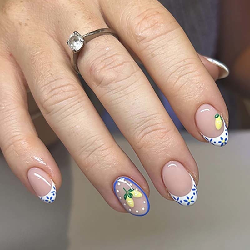 Blue Floral Pattern Press On Nails Short Round Fake Nails With Yellow Flower