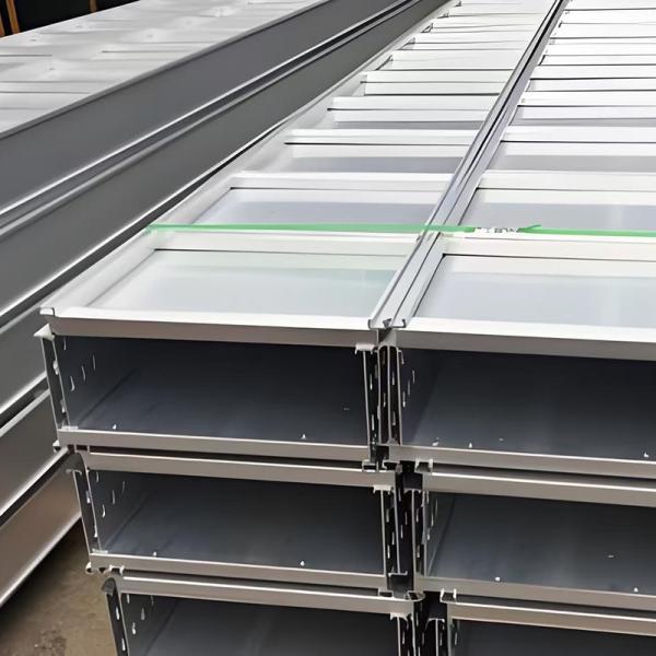 Tableros de cable con ranuras de altura personalizable 3m con acabado plateado y resistencia al fuego