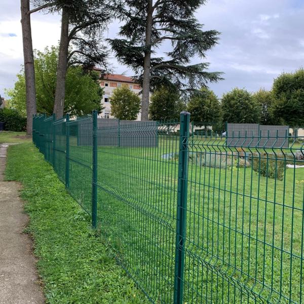 O jardim que exterior da casa o PVC decorativo revestiu a cerca soldada 3D do jardim do fio curvou-se
