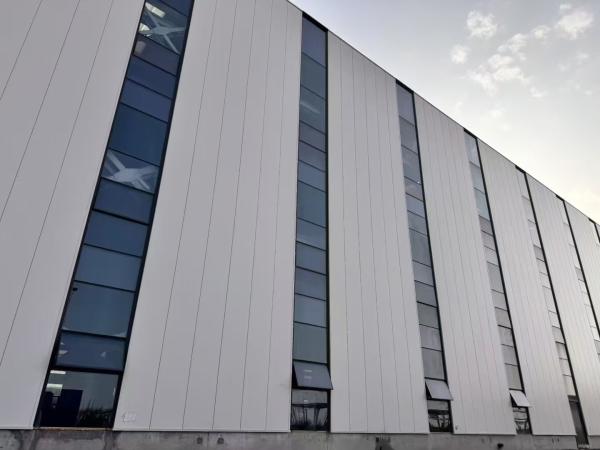 五つの主要な構造構成要素を持つ近代的な軽量鋼筋フレーム建設倉庫ビル