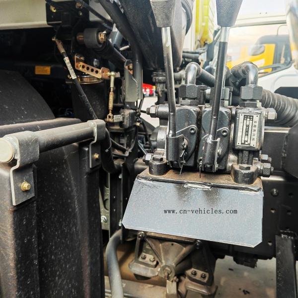 Sinotruck HOWO 16000 Liter Fecal Suction Truck 400HP Vacuum Sewage Suction Tanker Truck