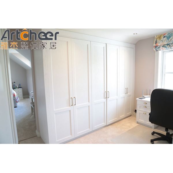 Minimalist Design Solid Wood Wardrobe Closet with Customized Size for Modern Homes