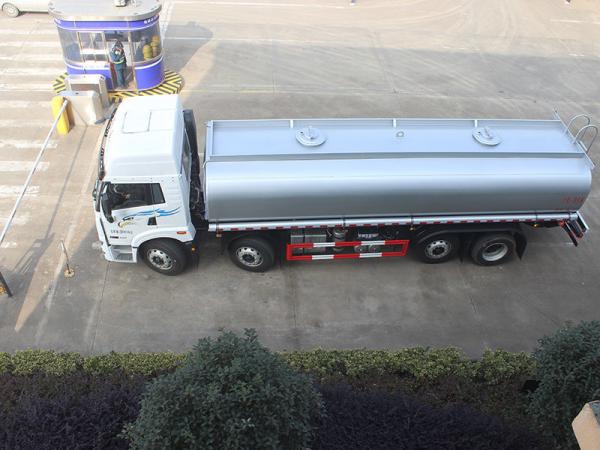 Liberation 28.5 Cubic Runzhixing 6x4 Liquid Supply Truck