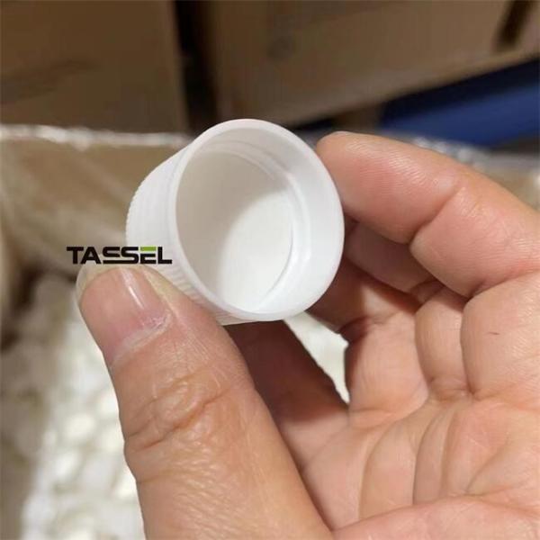 Завинчивая пробка ЗАПАСА 28/410 белая ребристая с вкладышем для пластиковой бутылки