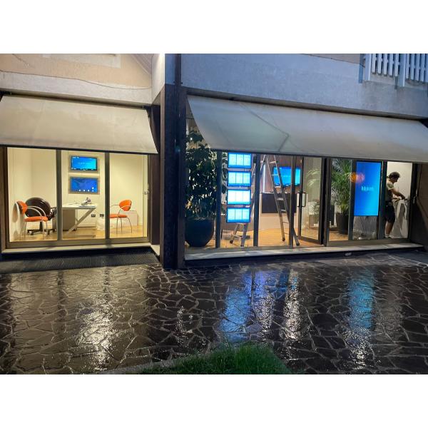 Android 11 Wifi Remote Glass Window Hanging Digital Signage с корпусом из алюминиевого сплава