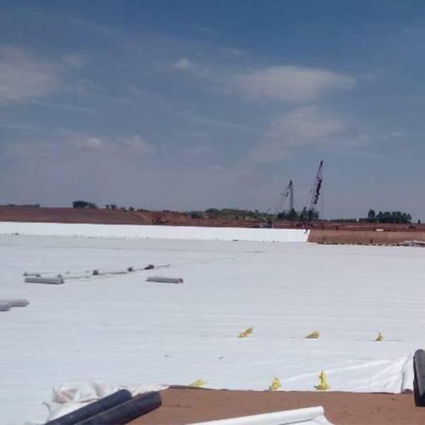 Materiais geossintéticos de alta resistência Estradas pavimentadas Estradas de construção PP PET Fibras não tecidas Geotextil preço
