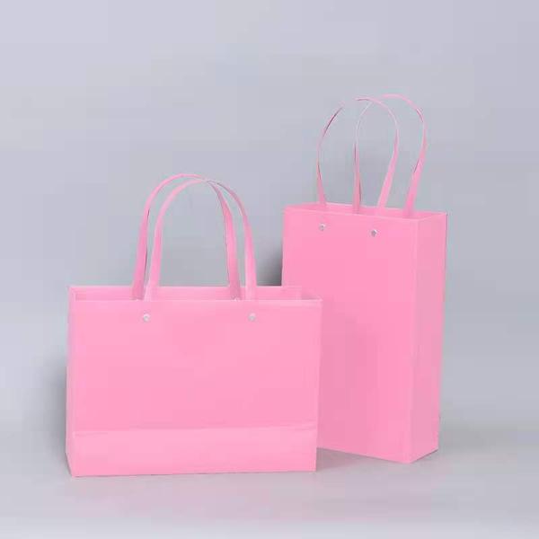 Logotipo personalizado Bolso de papel regalo de lujo negro con mango con impresión flexo