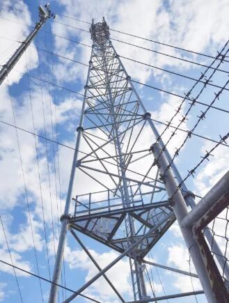 A torre de aço de uma comunicação 3 tubular equipada com pernas galvanizou