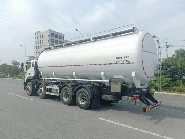 Air Conditioning Cab Euro3 or Euro4 Bulk Cement Transport Truck With Emission Standard
