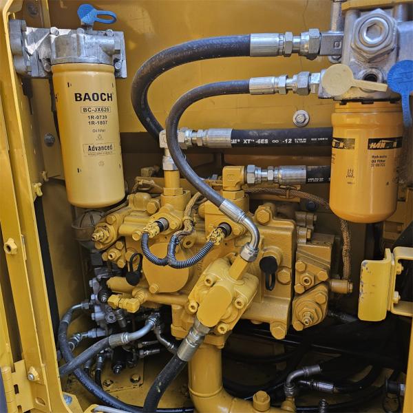 КАТ 313D2 Использованная гусеничная экскаваторная машина 13 тонн В хорошем состоянии