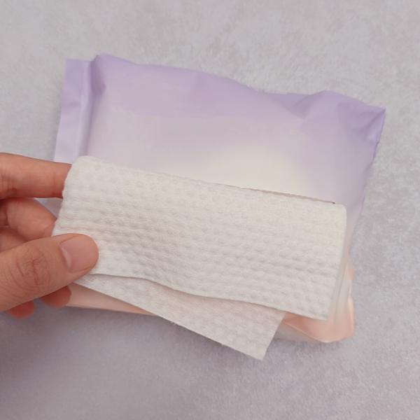 Lingettes nettoyantes pour le visage jetables hypoallergéniques en non-tissé
