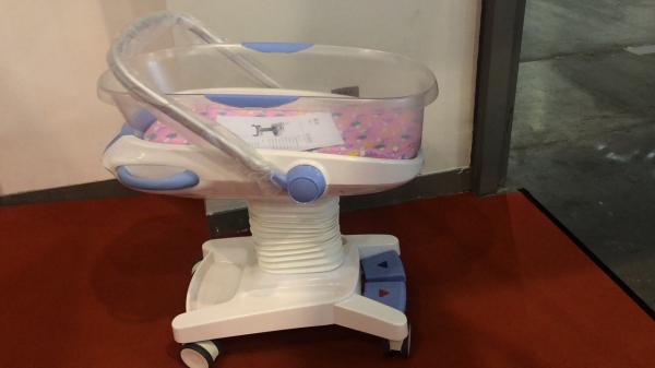 Branco do trole do bebê do hospital da carga do controle de sistema hidráulico 25kg da ucha do bebê da cama da criança do hospital