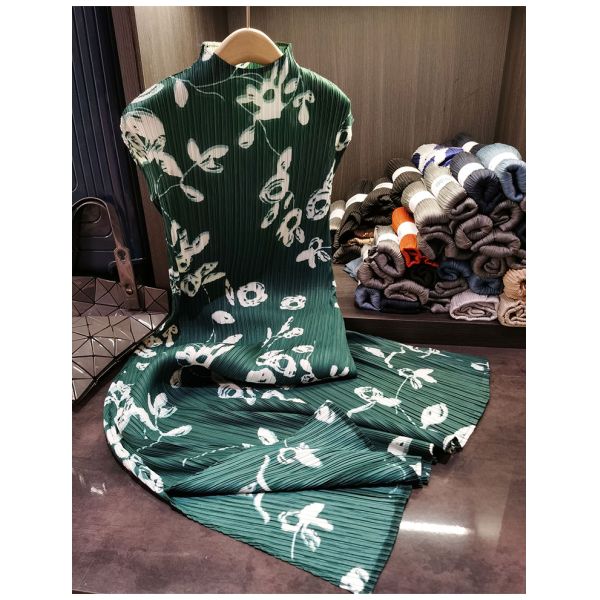 High End Three House Style Standing Neck Short Sleeved Printed Pleated Dress with a Slit at the Hem, Women's Summer New Style