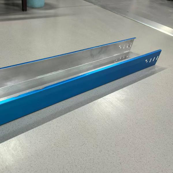 Résistance à la corrosion Plateau de câbles de type échelle en argent en aluminium pour l'organisation de câbles industriels