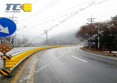 Corrimão de aço inoxidável refletindo claro dos trilhos da barreira da estrada do rolo