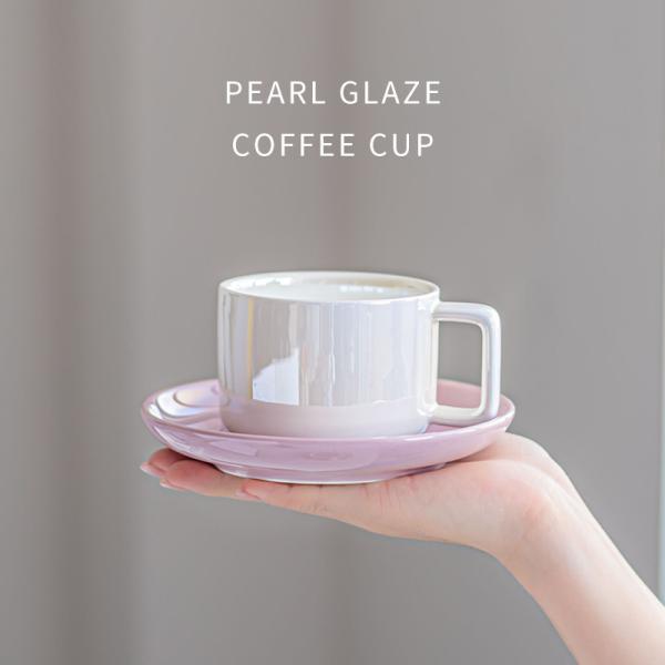 Une tasse de thé en céramique stylée et une soucoupe en couleurs personnalisées pour cadeaux d'affaires
