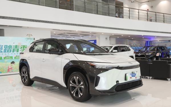 Carro elétrico usado de movimentação de quatro rodas de Toyota BZ4x 2022 versão superior