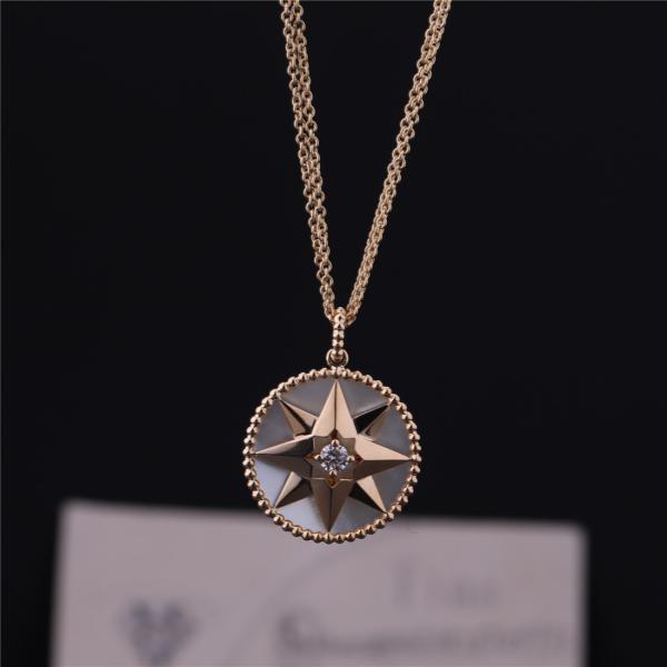 Rose Des Vents Medallion Necklace no ouro 18k amarelo com Diamond Mother Pearl