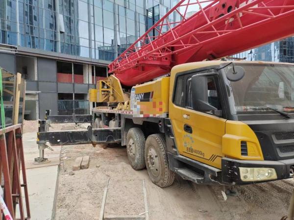 Crane mobile orange et rouge de 55 tonnes hydraulique montée sur un camion