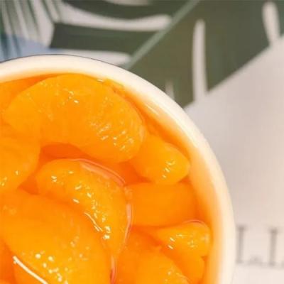 A laranja nos frutos claros do xarope enlatados promove a digestão