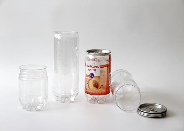 Latas do refresco da bebida