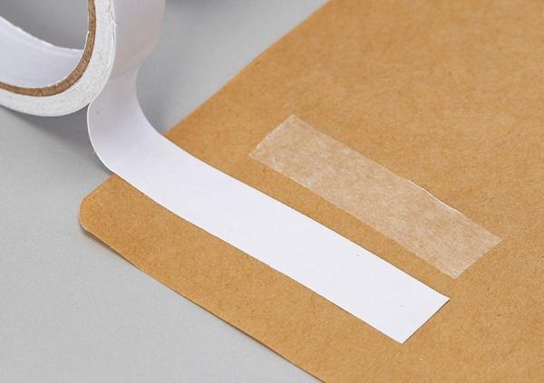 Banda adesiva de dupla face para substratos de papel de algodão
