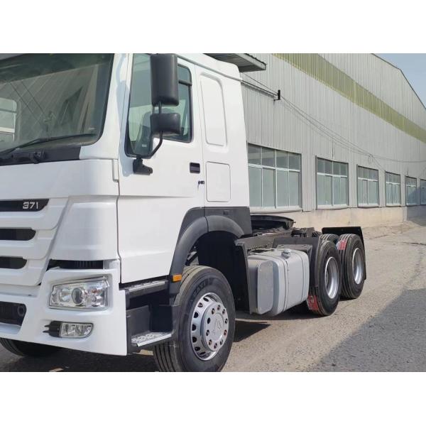 Движение правой рукой Sinotruk тракторный грузовик 6*4 Белый цвет 6800*2496*2950 мм Сиденья ≤5