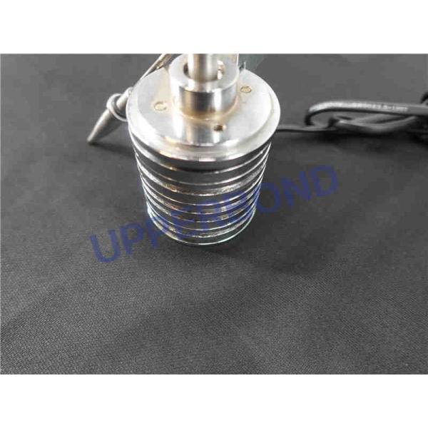 Человеческая рука привелась в действие ручное оружие клея для бумажного придерживания собранного в создателях сигареты