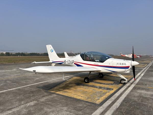 Export Luxury Intelligent B-12P Passenger Civil Airplane Model Comfortable Aircraft Solar Airplane