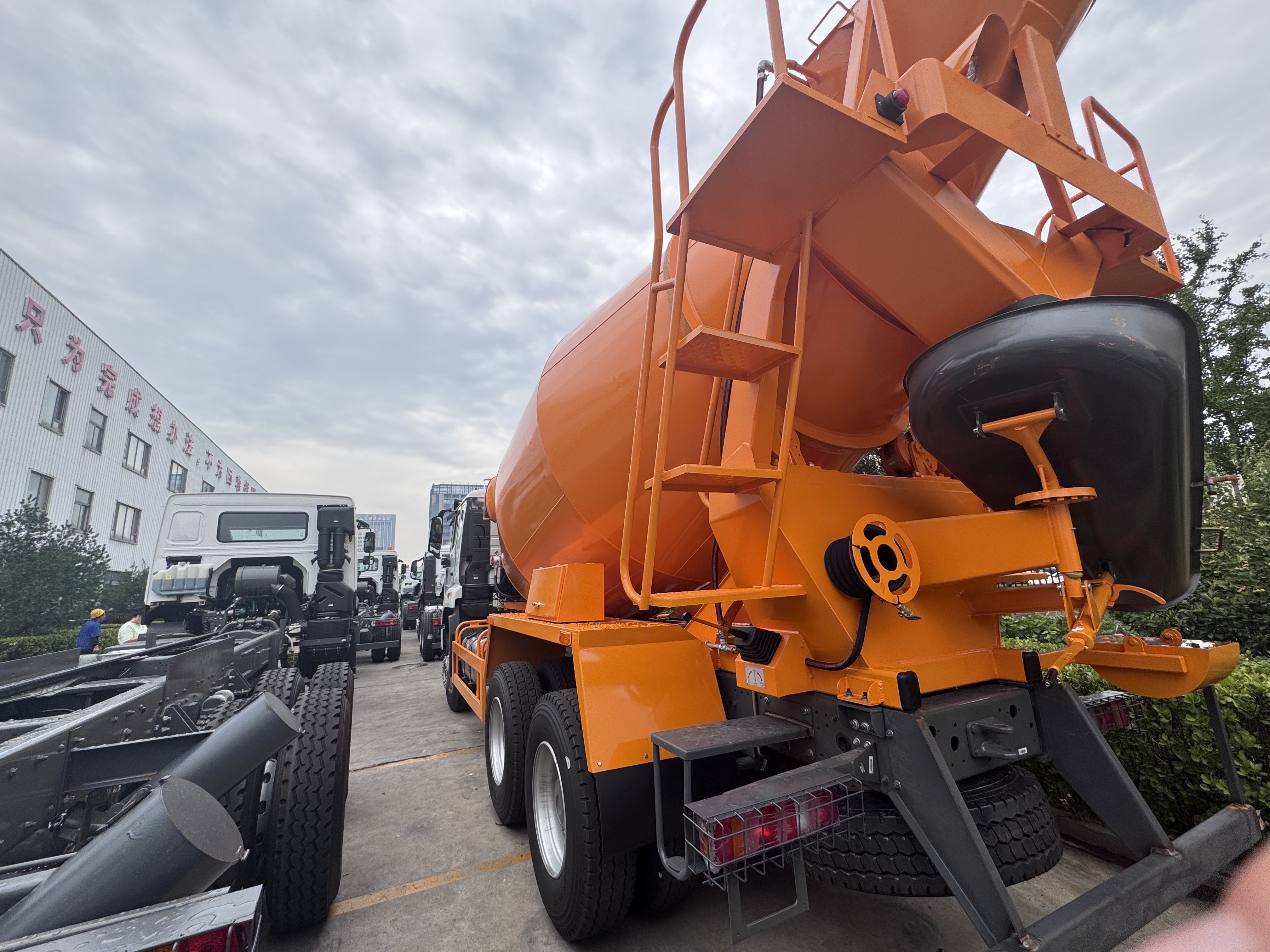 HOHAN SINOTRUK Concrete Mixer Truck 371HP White Euro II Customized color option