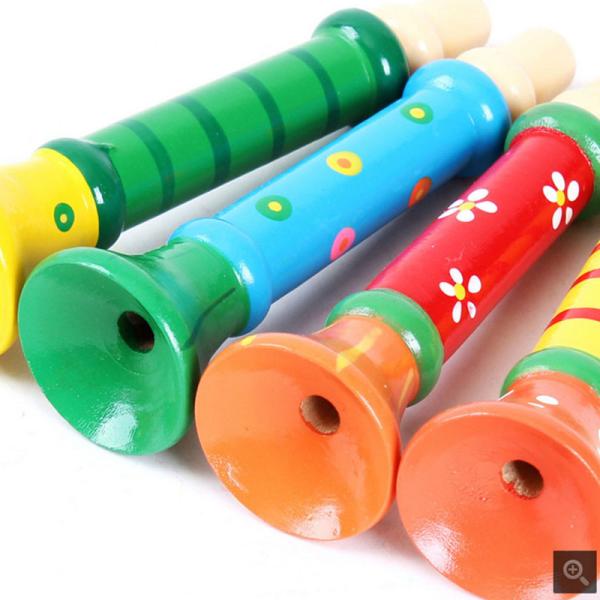O instrumento musical do assobio de madeira quente do chifre do bebê brinca as crianças coloridas