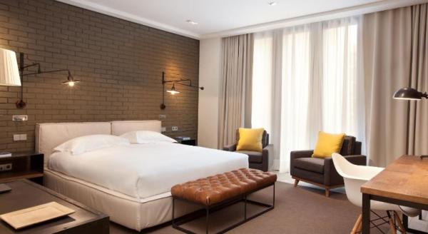 Sudan hotel furniture liquidators from China manufactuer Italy design leather bed with metal side table and dining table