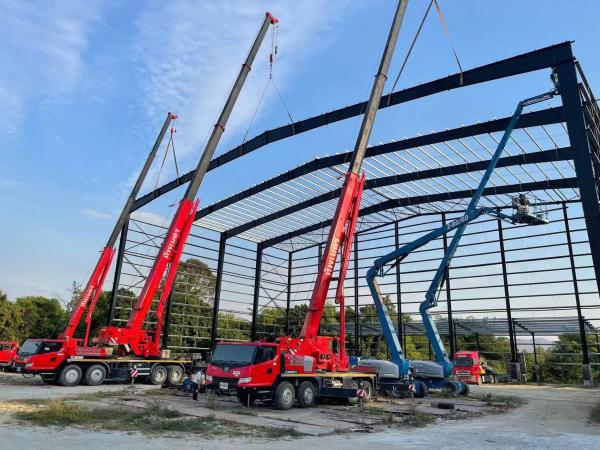 Bâtiment industriel d'entrepôt en structure d'acier préfabriquée avec installation rapide et porte coulissante ou porte roulante