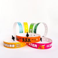 Des bracelets en PVC jetables fournisseur résistant à l'eau Logo personnalisable texte Bracelet de fête d'événement