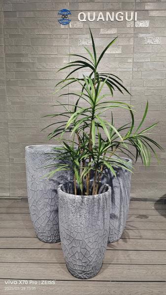 Pot de fleur en argile fibreuse ronde grise à motif géométrique fissuré, léger, durable, nécessitant peu d'entretien, avec un motif mosaïque, pour la décoration de la villa de vacances, du bureau, des jardins sur le toit et des projets d'aménagement paysager.