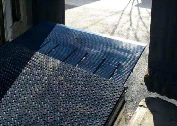 Le niveleur de dock télescopique avec la lèvre escamotable facilitent le chargement et le déchargement sûrs des camions entièrement chargés