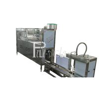 L'eau alcaline chaude rinçant la ligne remplissante de gallon de 120 BPH
