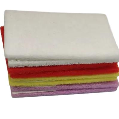Éponge à récurer en polyester durable et résistante pour un nettoyage puissant.