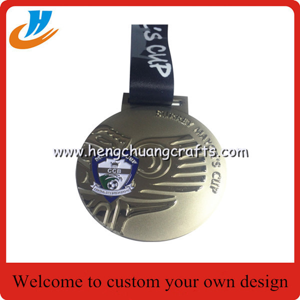 A metal medal themed around Kuromi, a medal that exudes a feminine charm