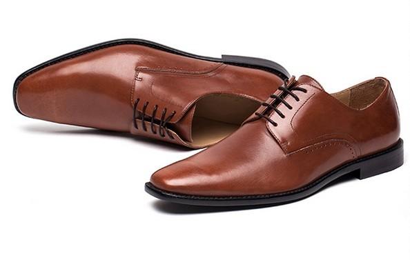 Os homens feitos a mão Brown do escritório atam acima da sola de couro clássica de Goodyear das sapatas de vestido