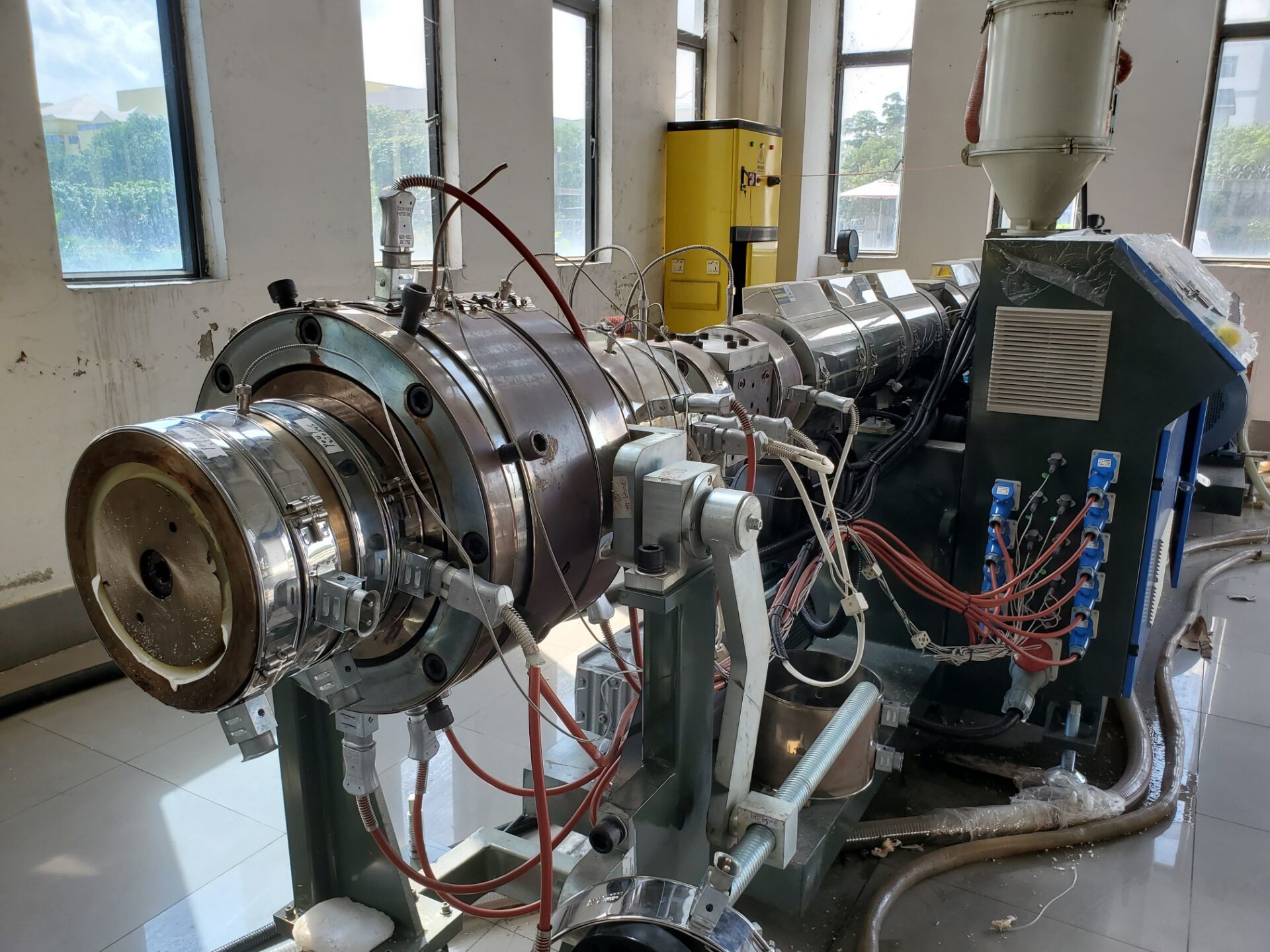 Подгонянная машина трубы штранг-прессования ABS с силой 22-160kw и инвертором ABB