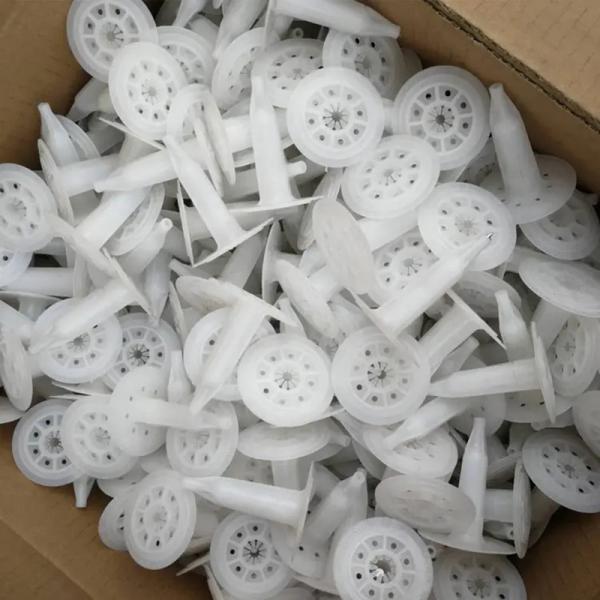 Fermetures d'isolation murale en plastique résistant à la corrosion pour isolation rigide