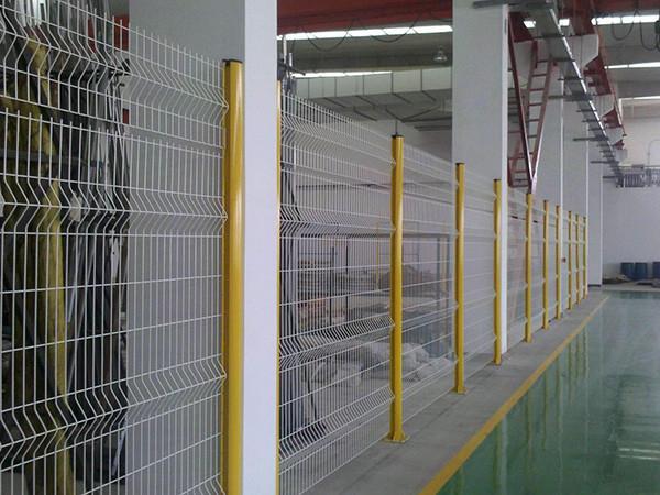 O Pvc 3x2 azul e amarelo revestiu a rede de arame soldada para a cerca do isolamento da oficina