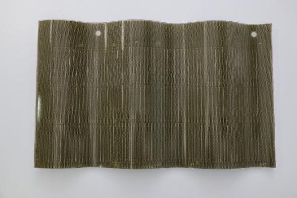 Panneaux solaires noirs rouges verts 50W Panneaux solaires à couche mince Carreaux de toit solaire courbes courbes avec XSDCM-50-H Voltage en circuit ouvert de 6,69V