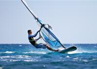 A água ostenta a placa inflável do SUP do PVC está acima da placa de pá Windsurf
