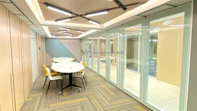 Parement séparatif flexible et démontable pour les espaces éducatifs insonorisés