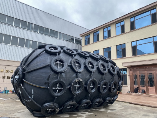 STS basse force de réaction Yokohama Pneumatique Fenders en caoutchouc avec chaîne et pneus