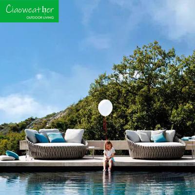 Outdoor Furniture Rattan Round Bed for Villa Sun Room Courtyard Sofa Bed Beach Pool Creative